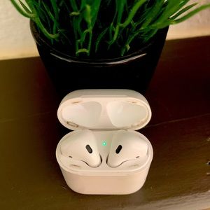 2nd Gen Apple AirPods w/ Charging case